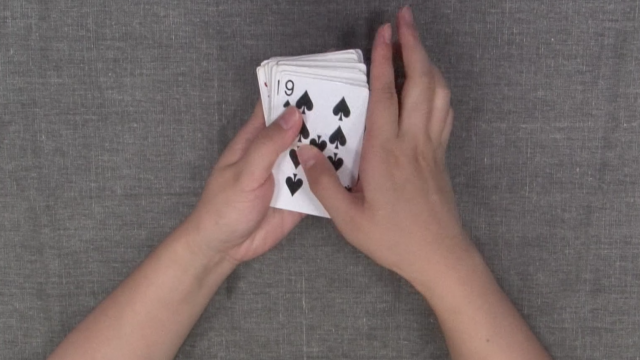 01:59 扑克牌魔术教学 妙招好生活 01:10 怎么用扑克牌变一