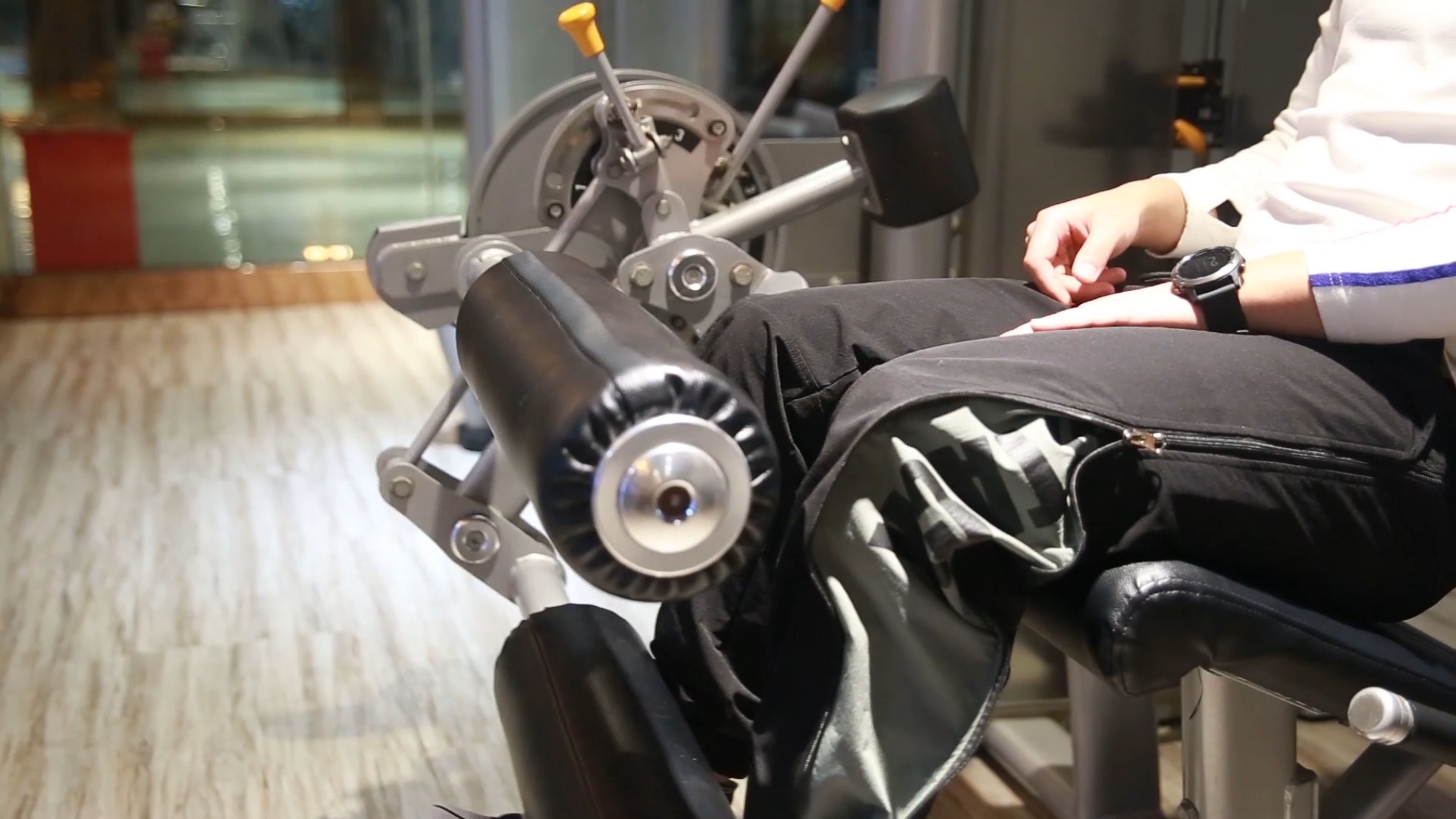 固定器械的坐姿腿屈伸动作怎么做?