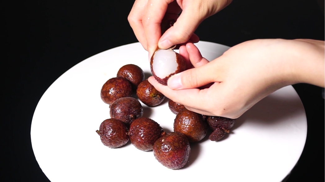 如何干干净净剥荔枝