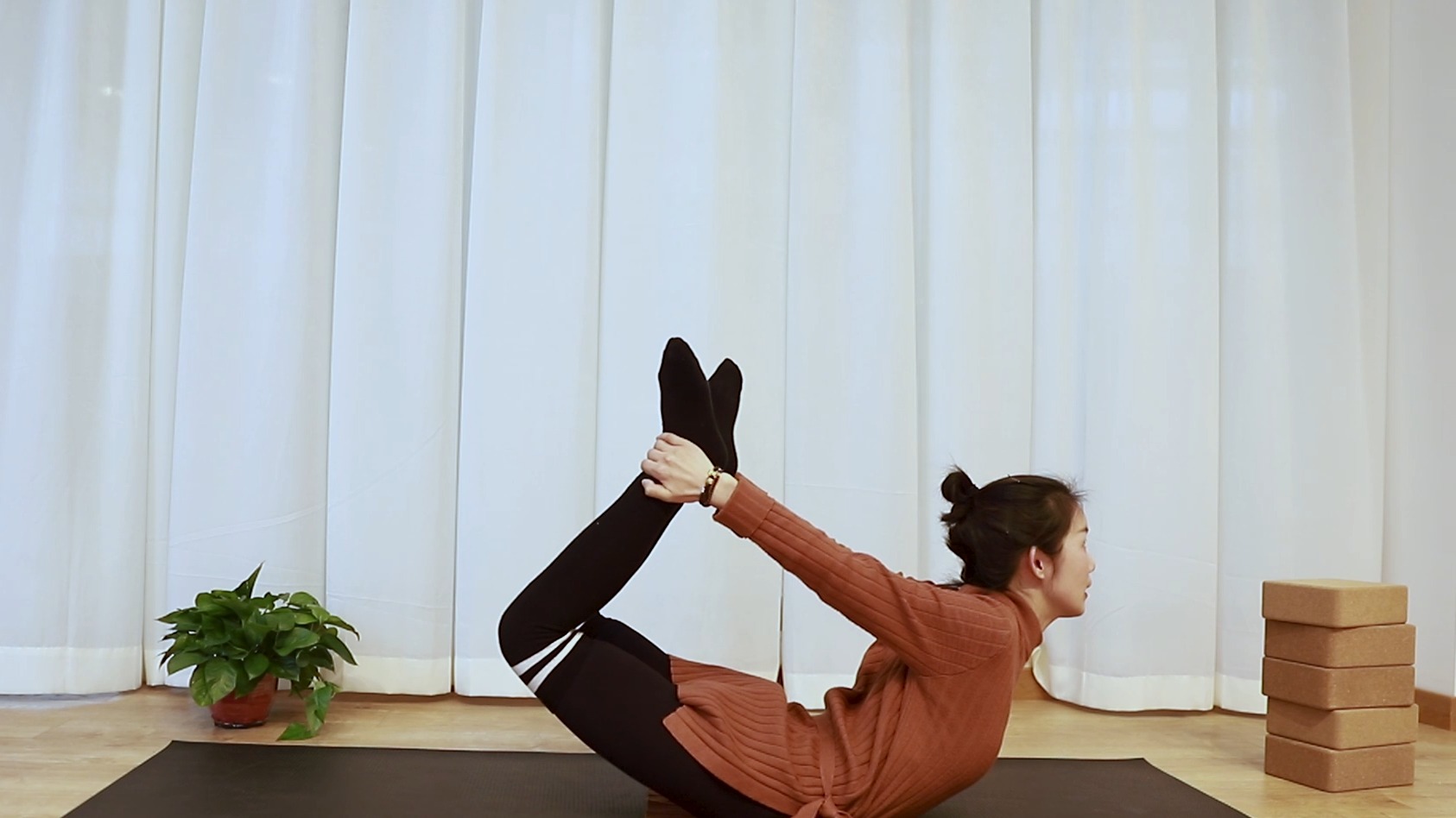 瑜伽体式之弓式怎么做?