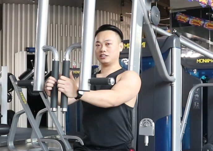 如何使用龙门架锻炼肱三头肌?