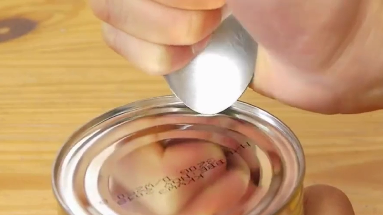 怎样用勺子开铁皮罐头