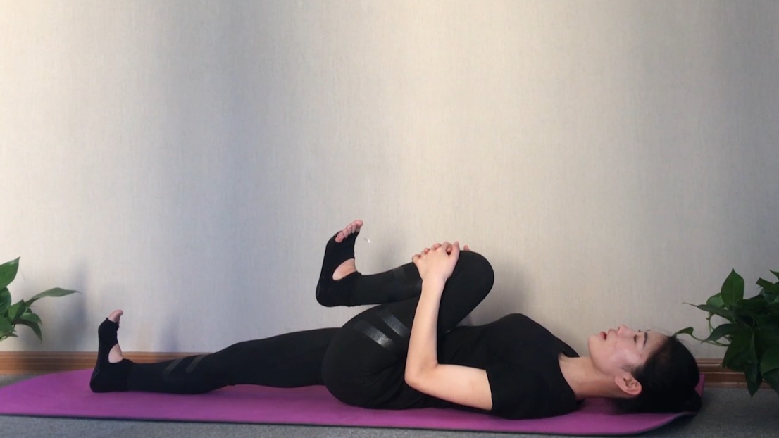 瑜伽体式仰卧炮弹式怎么做