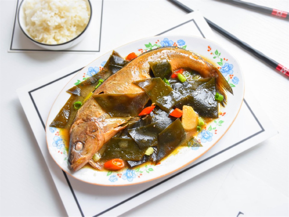 海带炖鱼怎么做