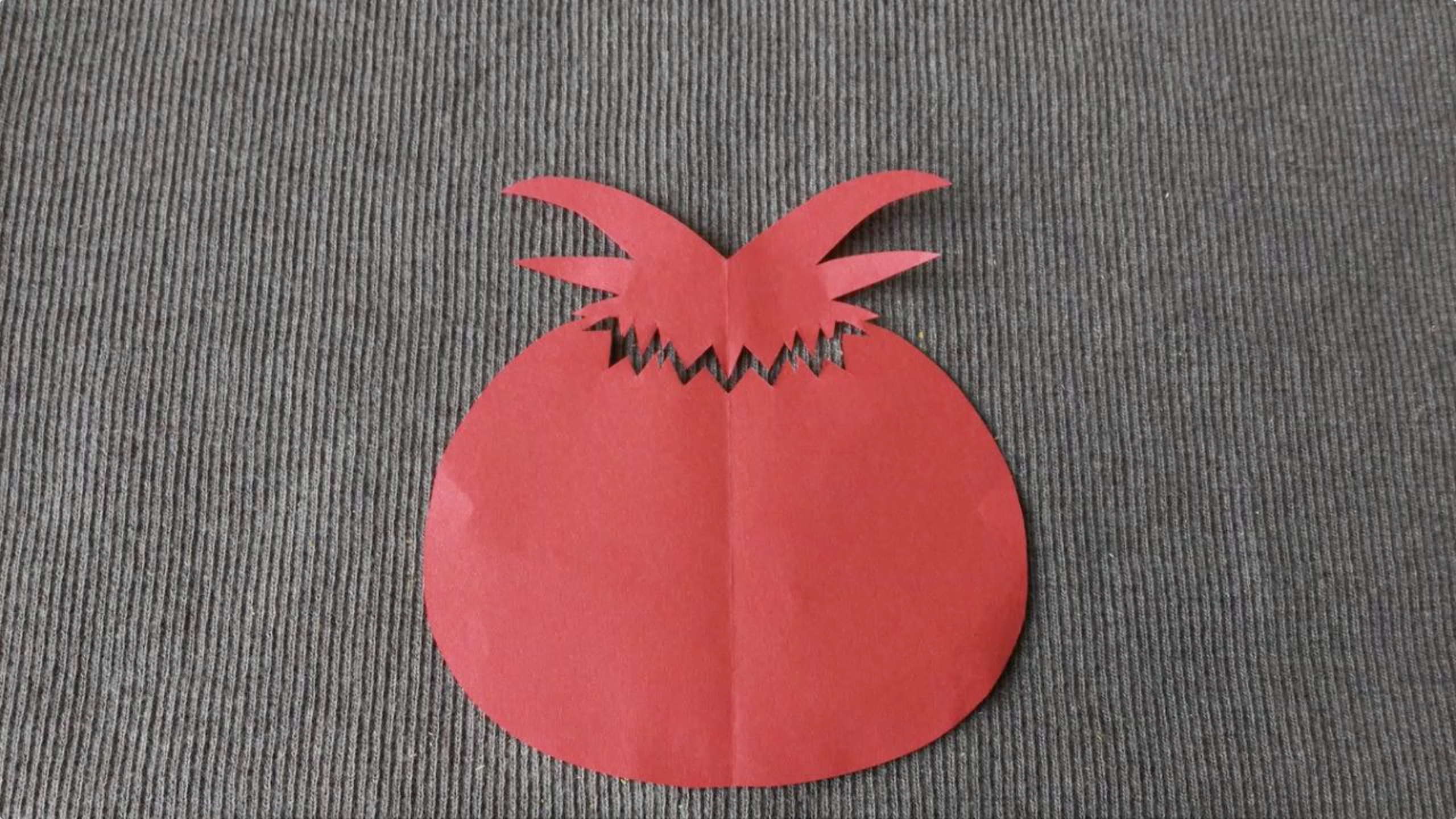 大红西红柿剪纸的手工教程