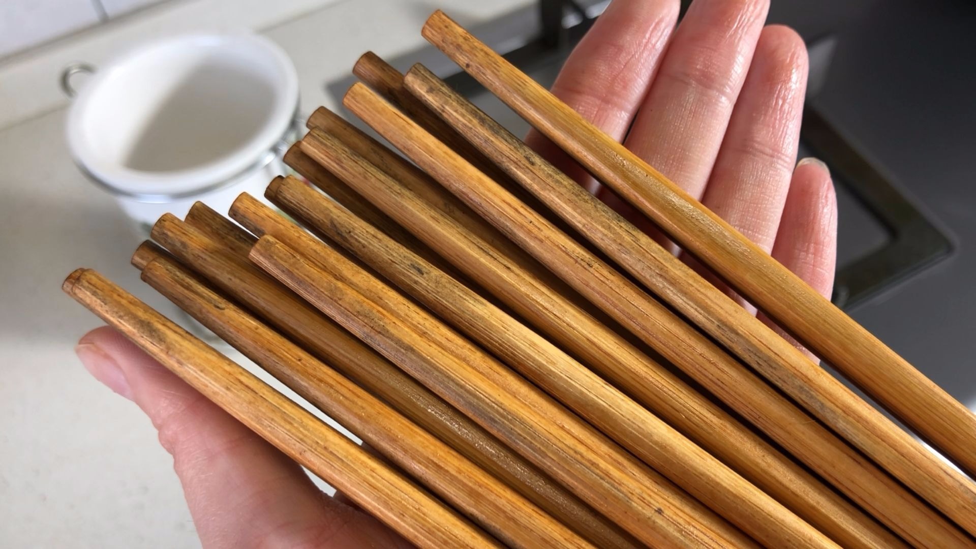 筷子发霉变黑如何处理