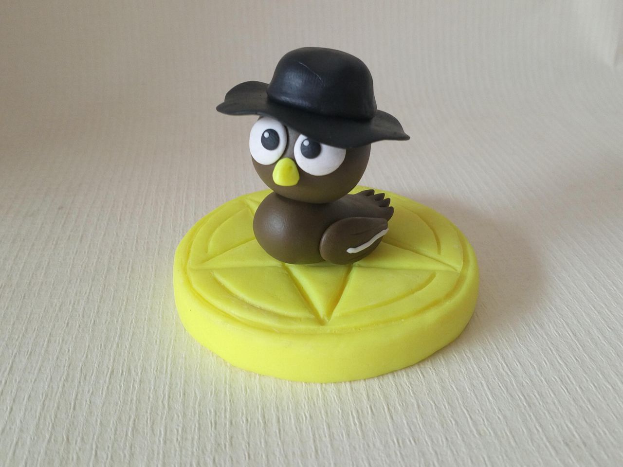 教你制作可爱的粘土戴帽子的鸟