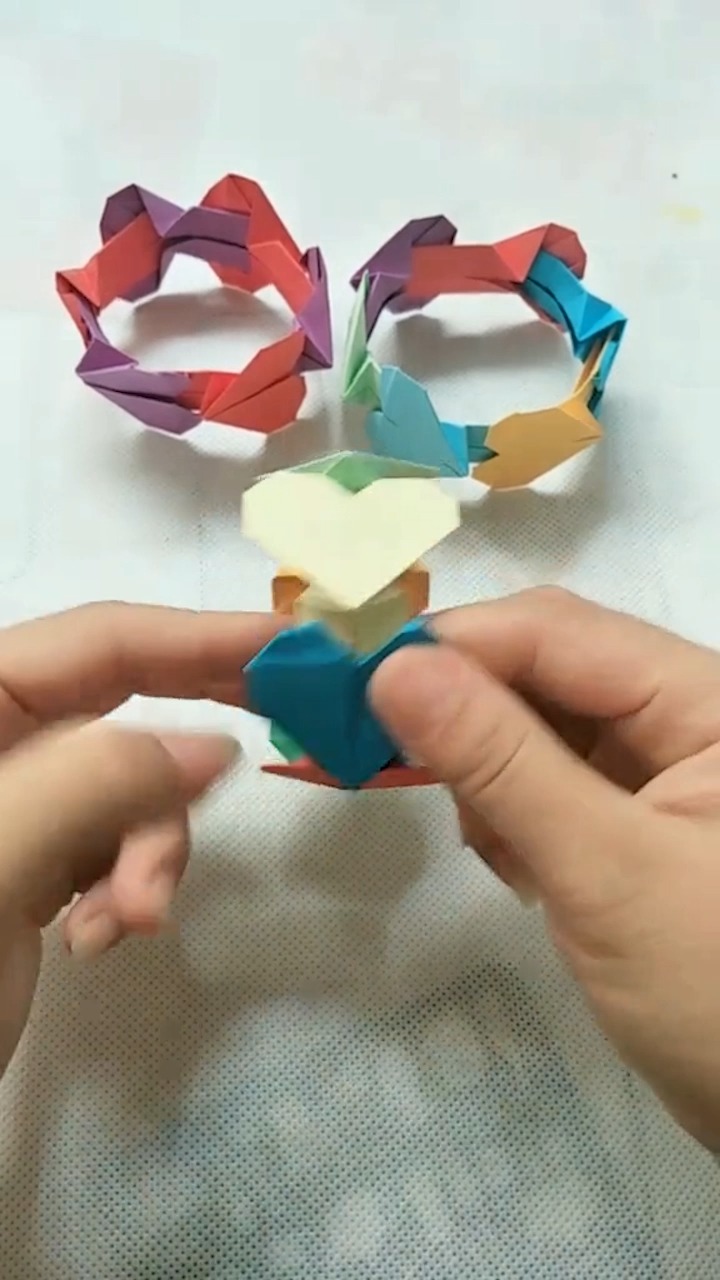 爱心手环折纸怎么做?