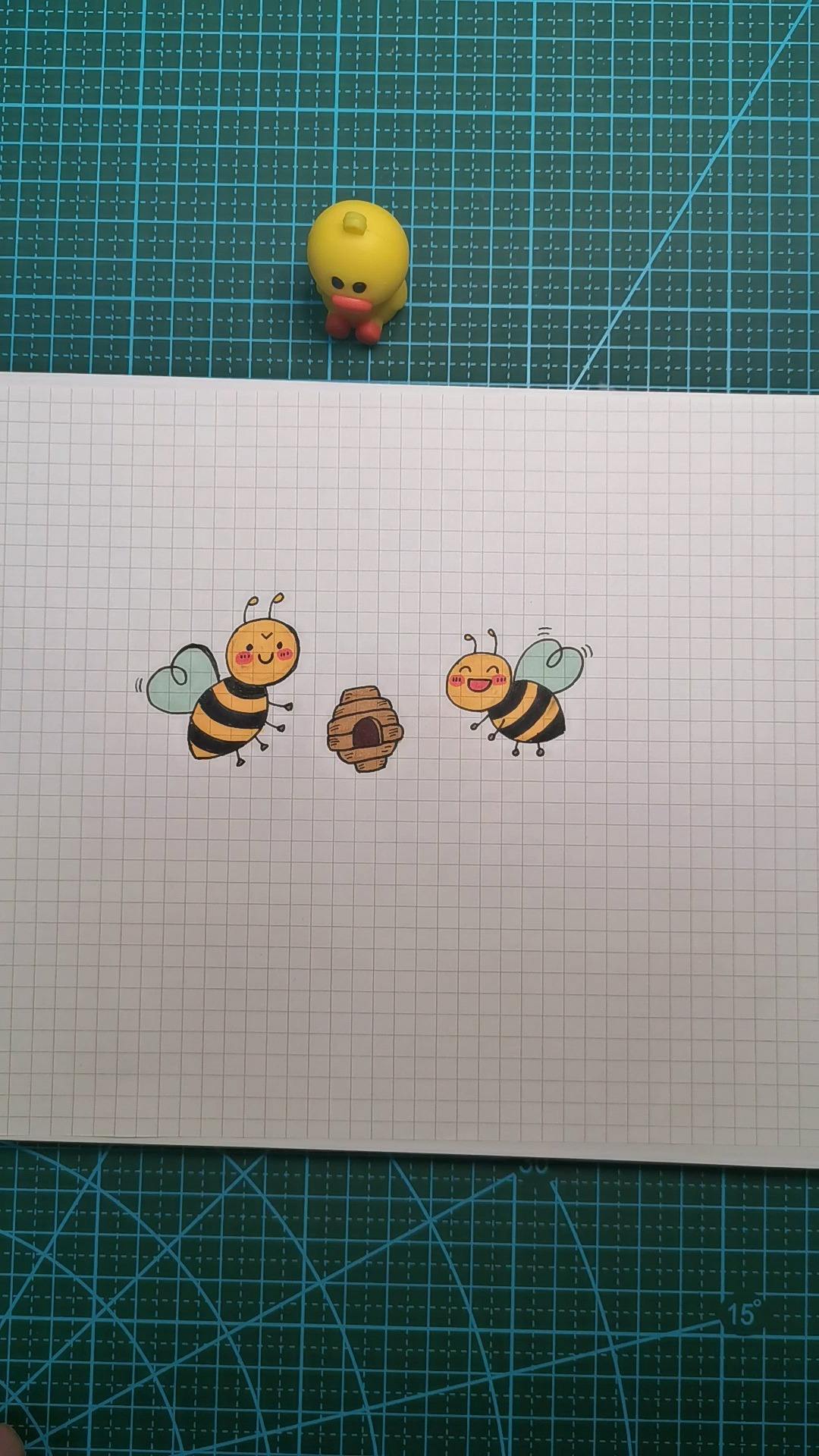 如何画两个蜜蜂和蜂巢?