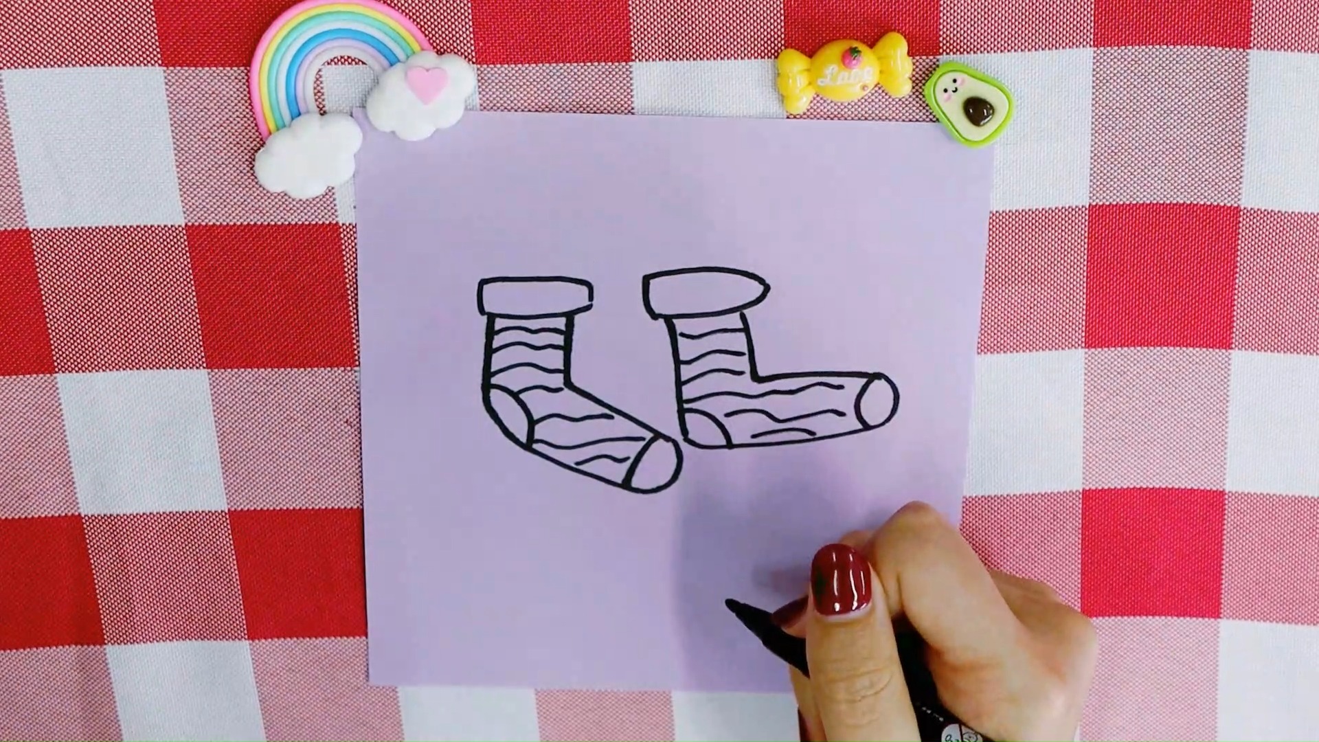 条纹袜子的简笔画如何画?