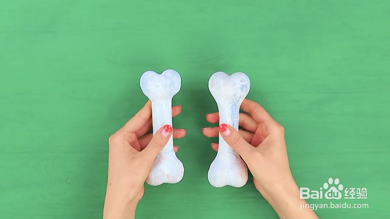 我们把黏土制作成玩具骨头,方法很简单