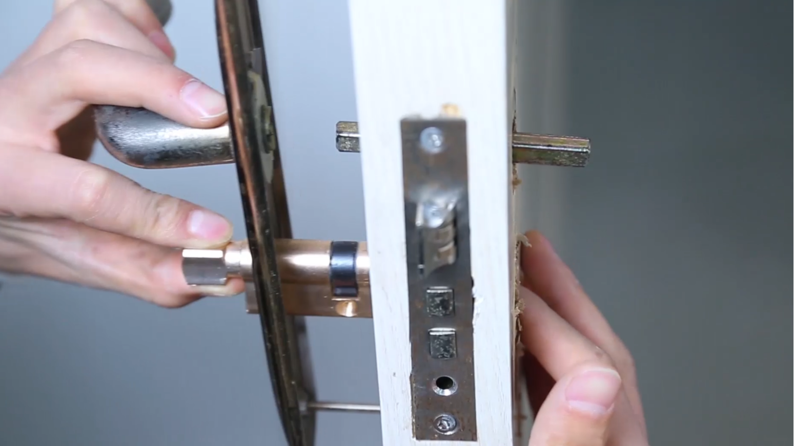 怎么给防盗门换锁和锁芯