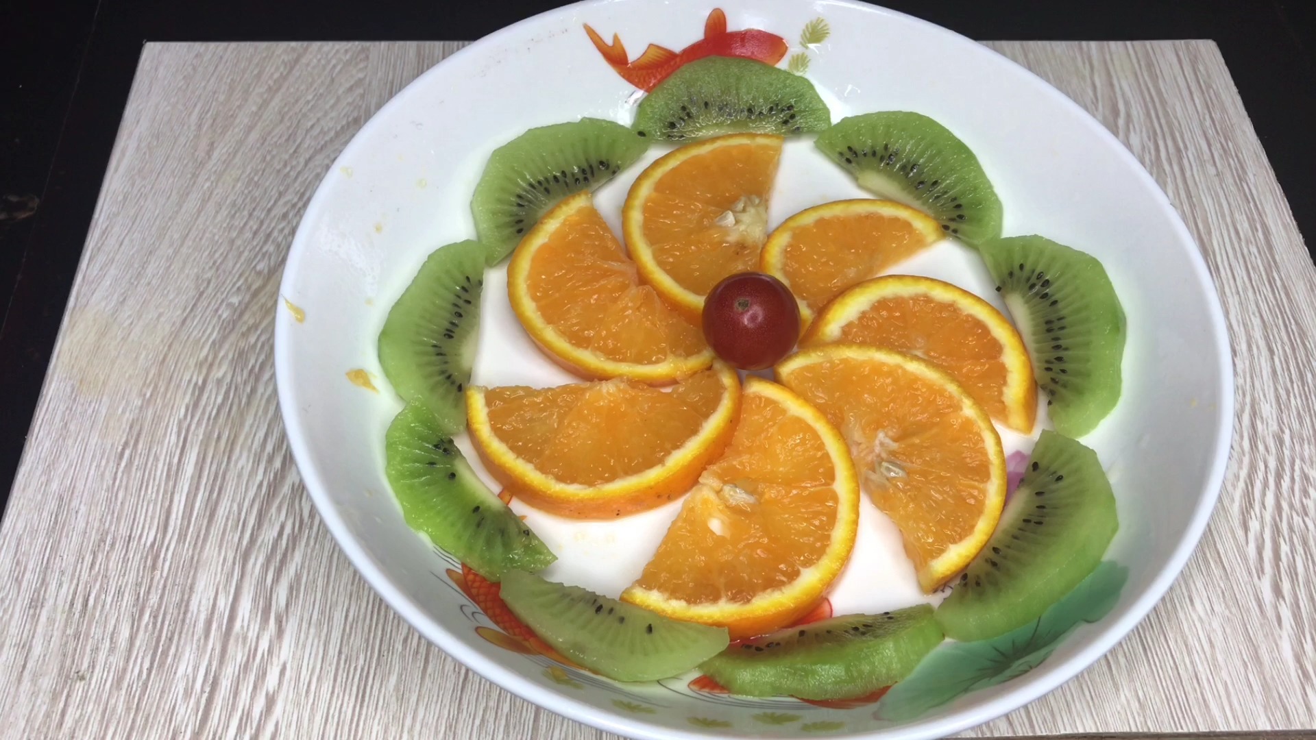 怎么用橙子西红柿做水果拼盘