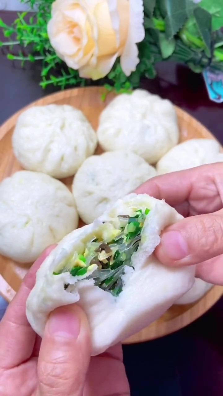 如何做韭菜鸡蛋粉丝包?