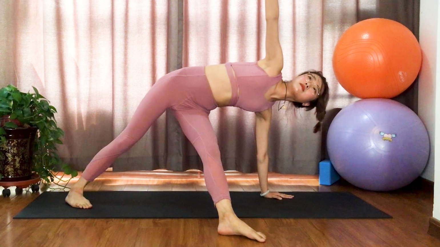 瑜伽体式简易狂野式怎么做?