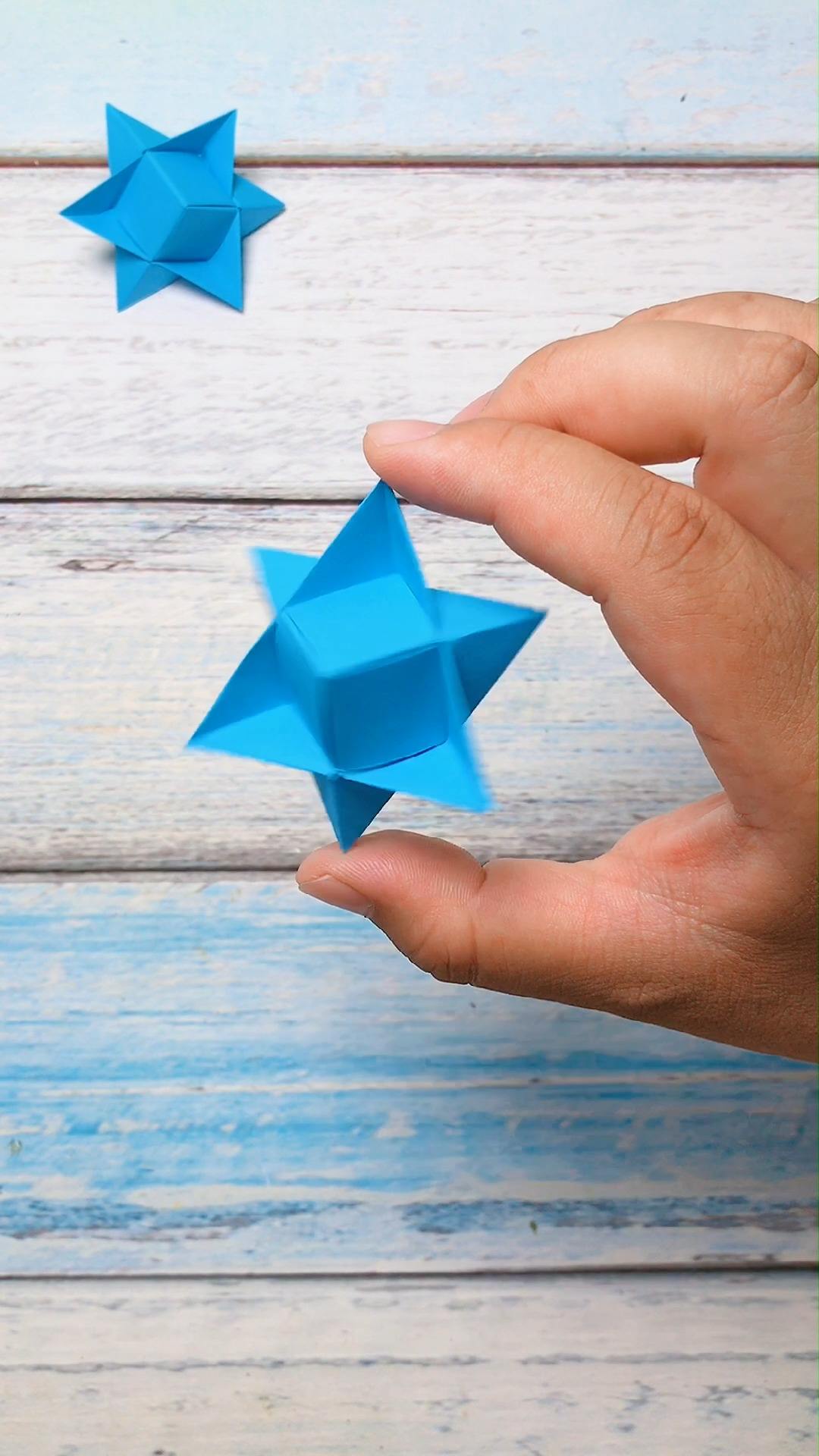 如何用彩纸折立体六芒星?