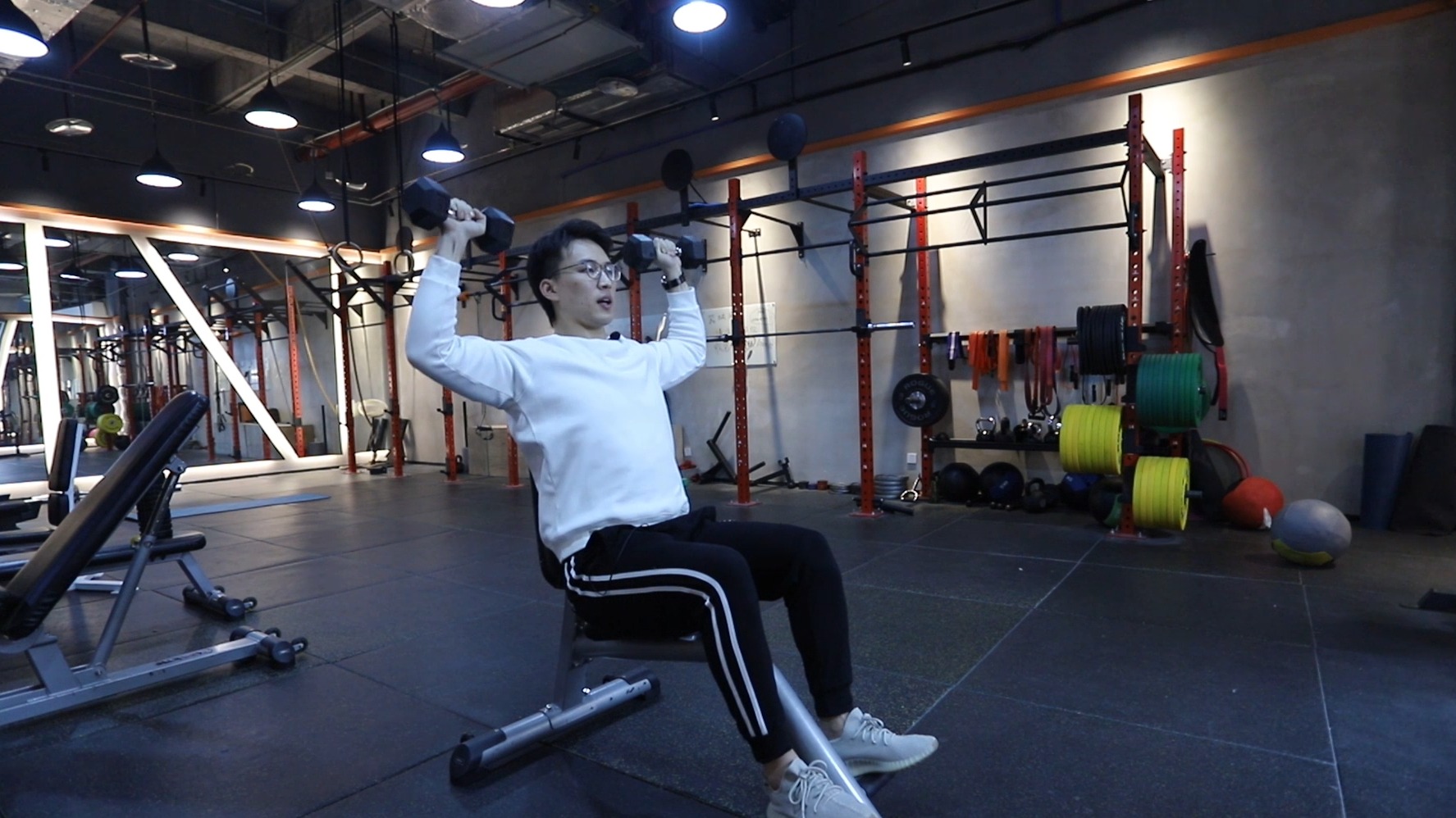 坐姿哑铃推肩动作怎么做?