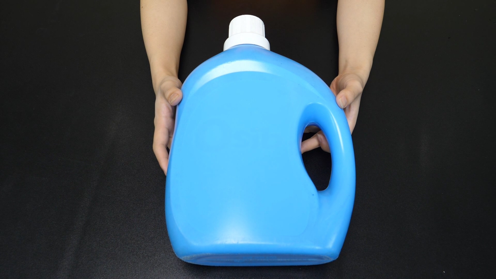 如何用洗衣液瓶做洒水壶?