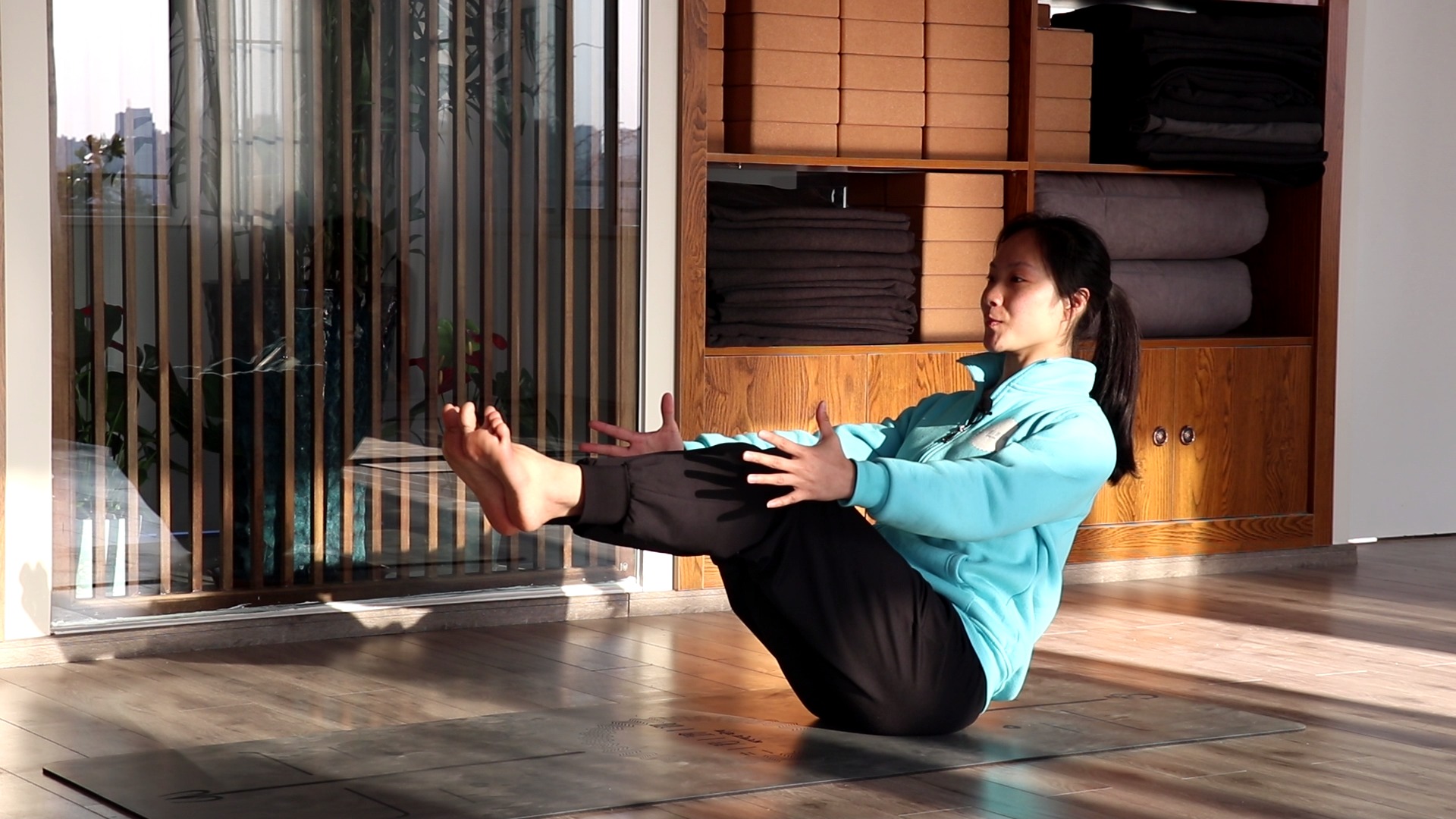 怎样做半船式瑜伽动作?