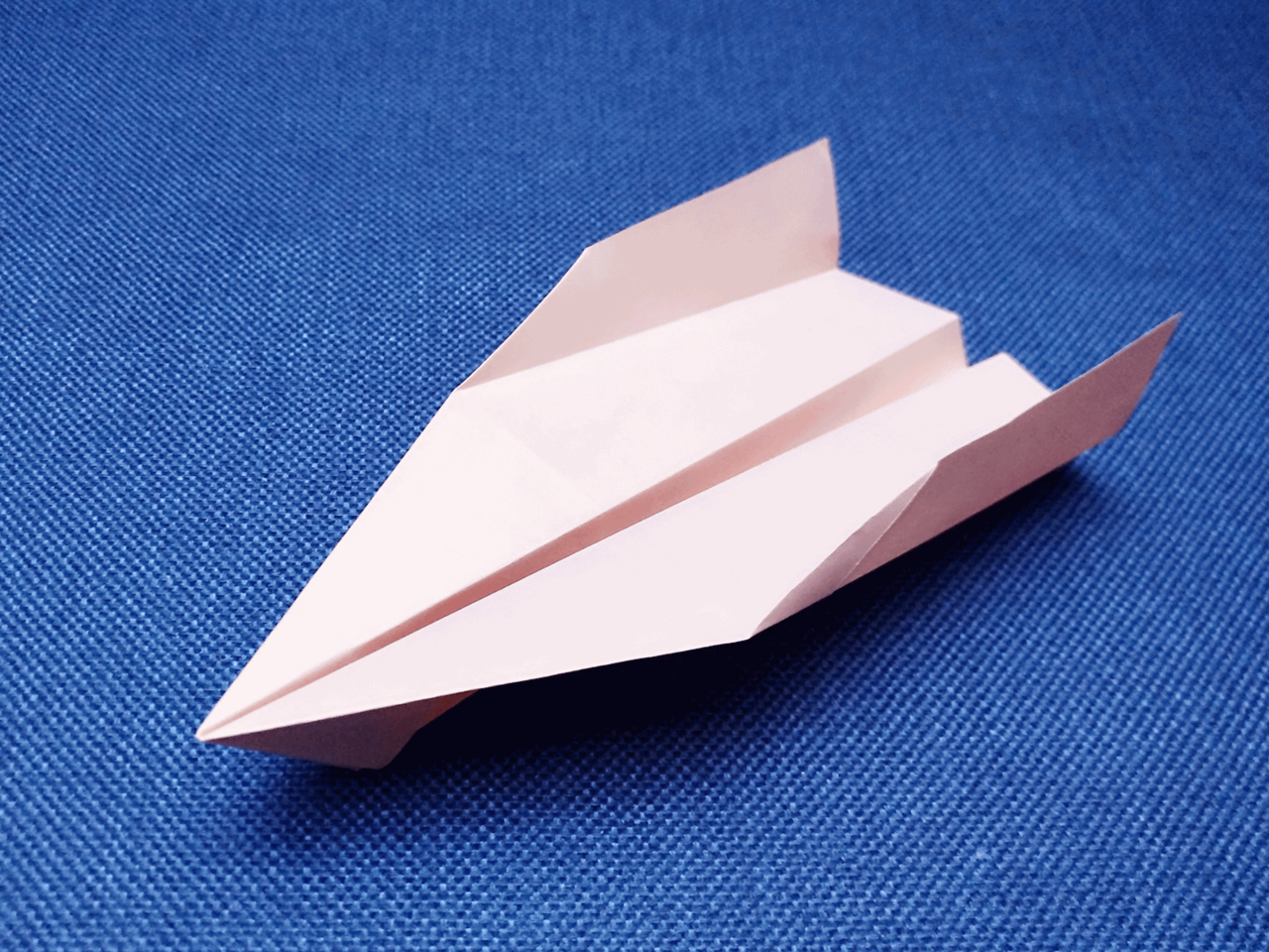 一张正方形纸折飞机图片