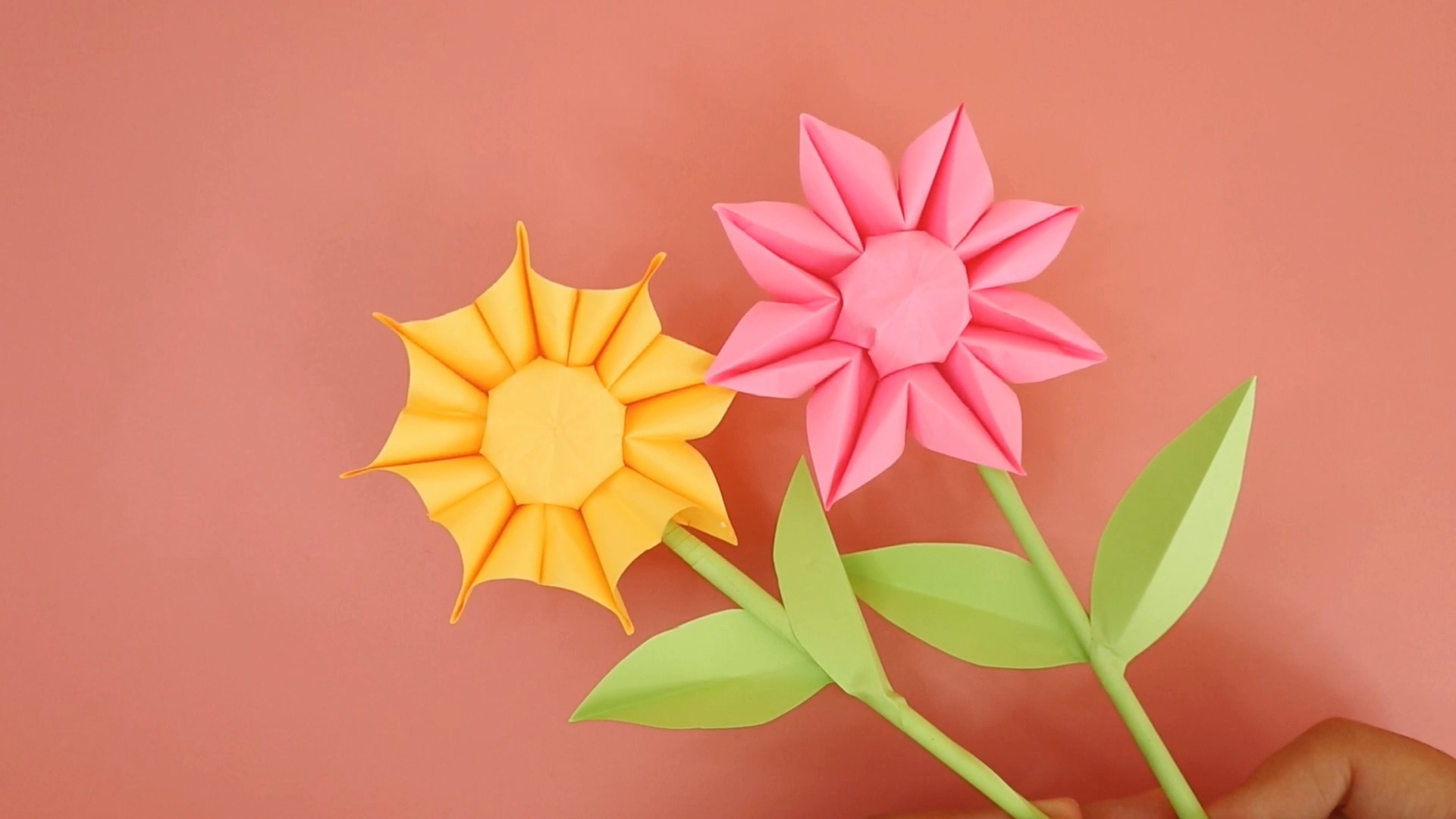 如何用彩纸做一支漂亮的太阳花?