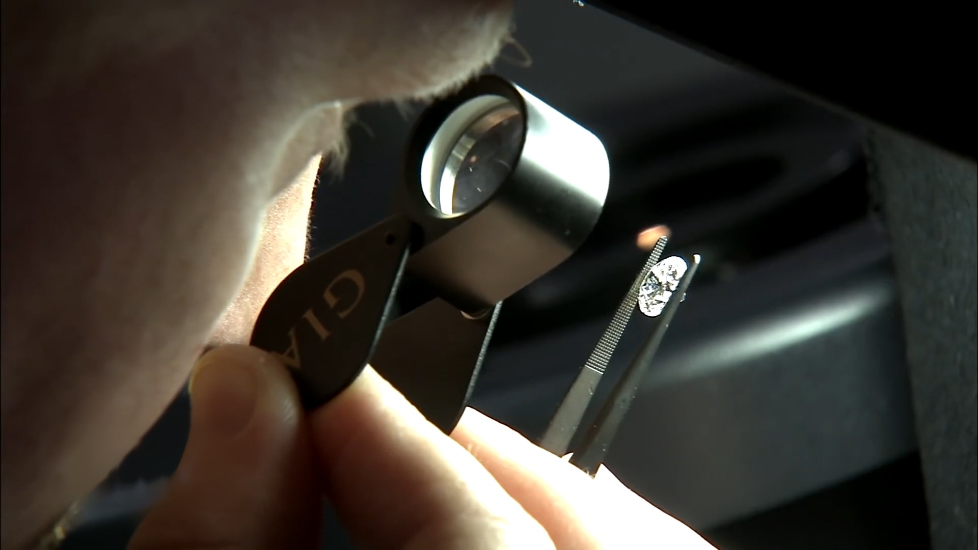 如何用放大镜鉴别钻石真假?