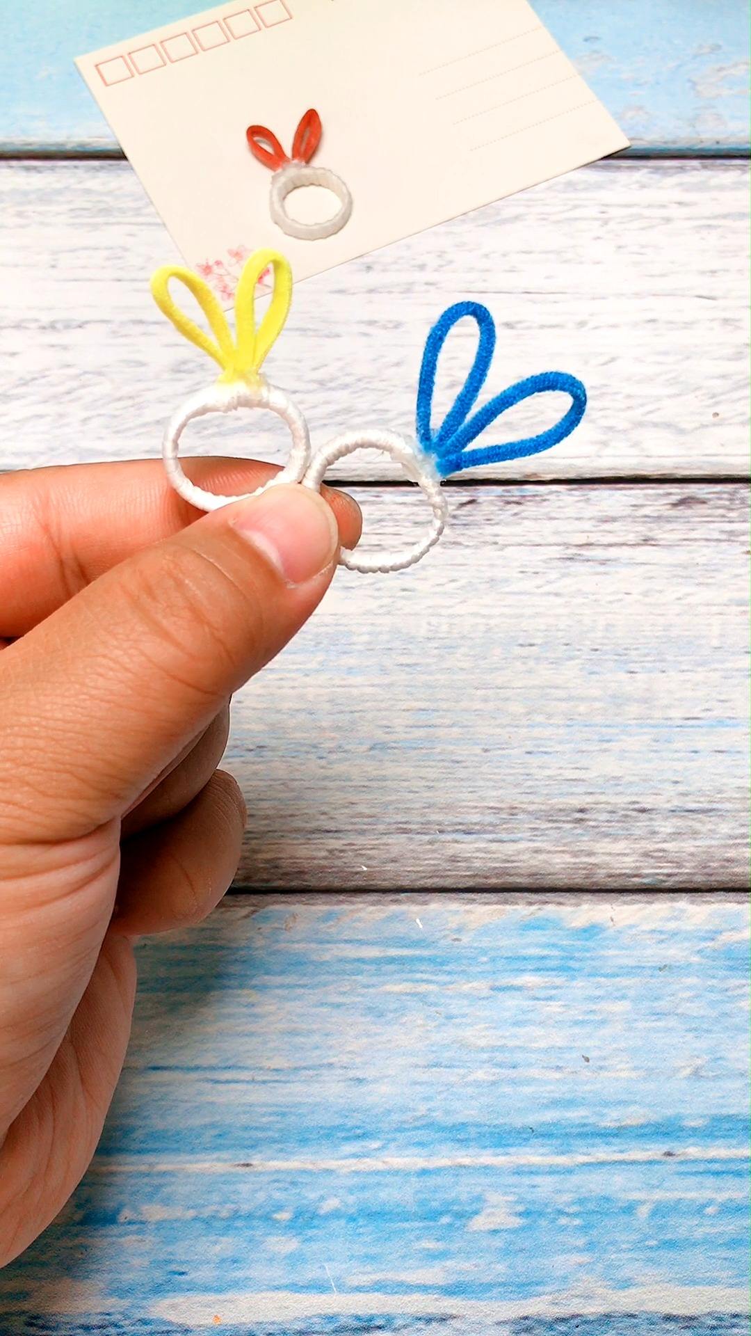 如何用口罩做一个小兔戒指?