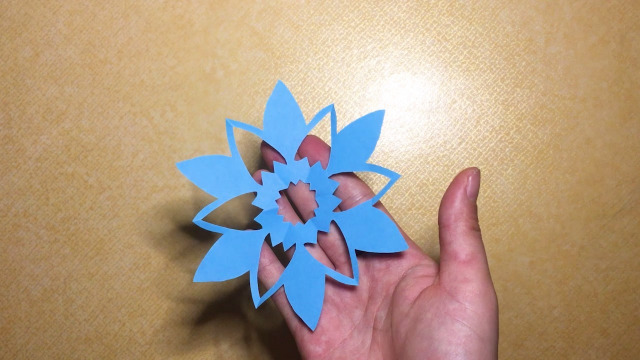 怎样用纸剪气球?