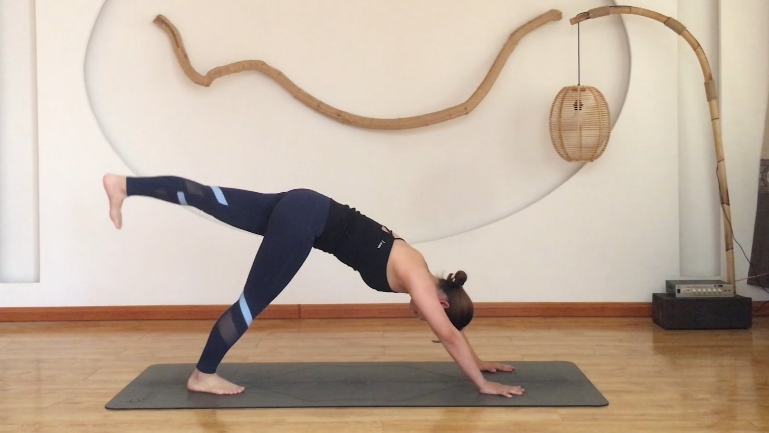 单腿下犬式瑜伽体式怎么做?