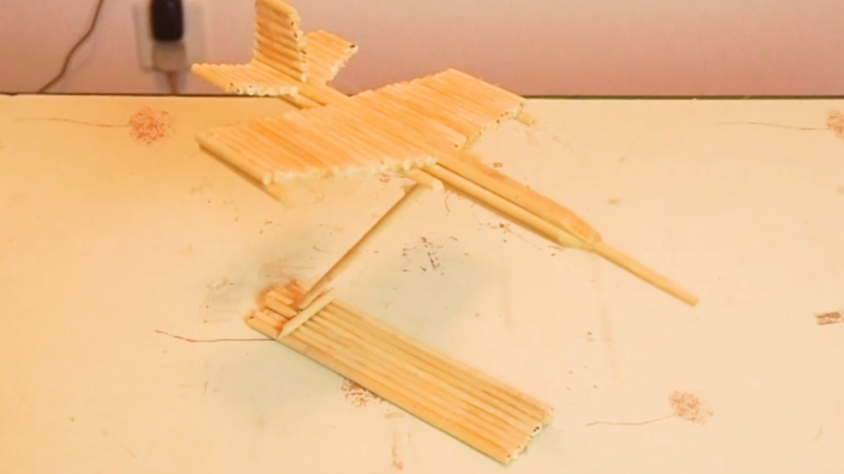 一次性筷子怎么制作简易飞机模型