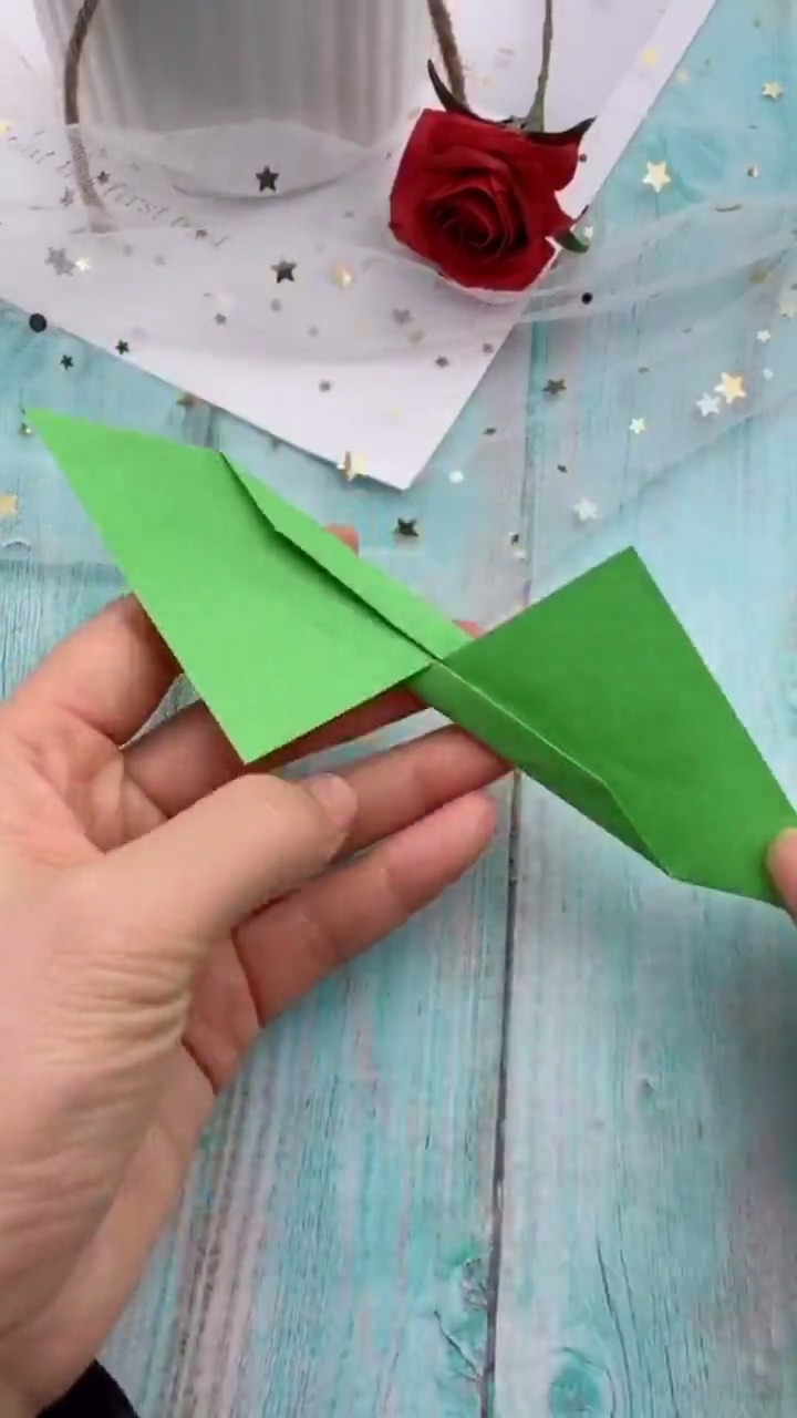 怎样用纸折一个回旋飞碟