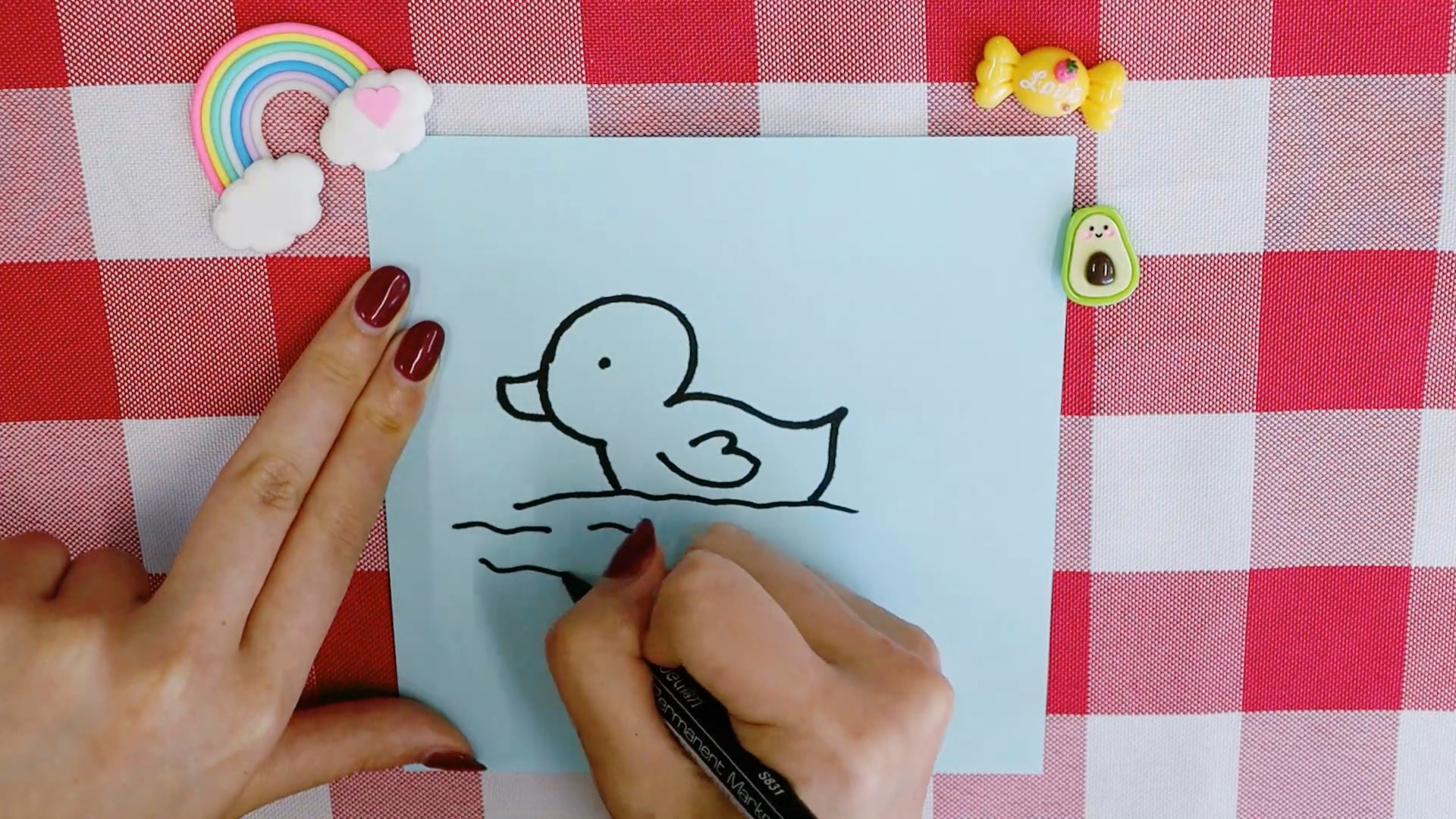 游泳的小鸭子怎么画?