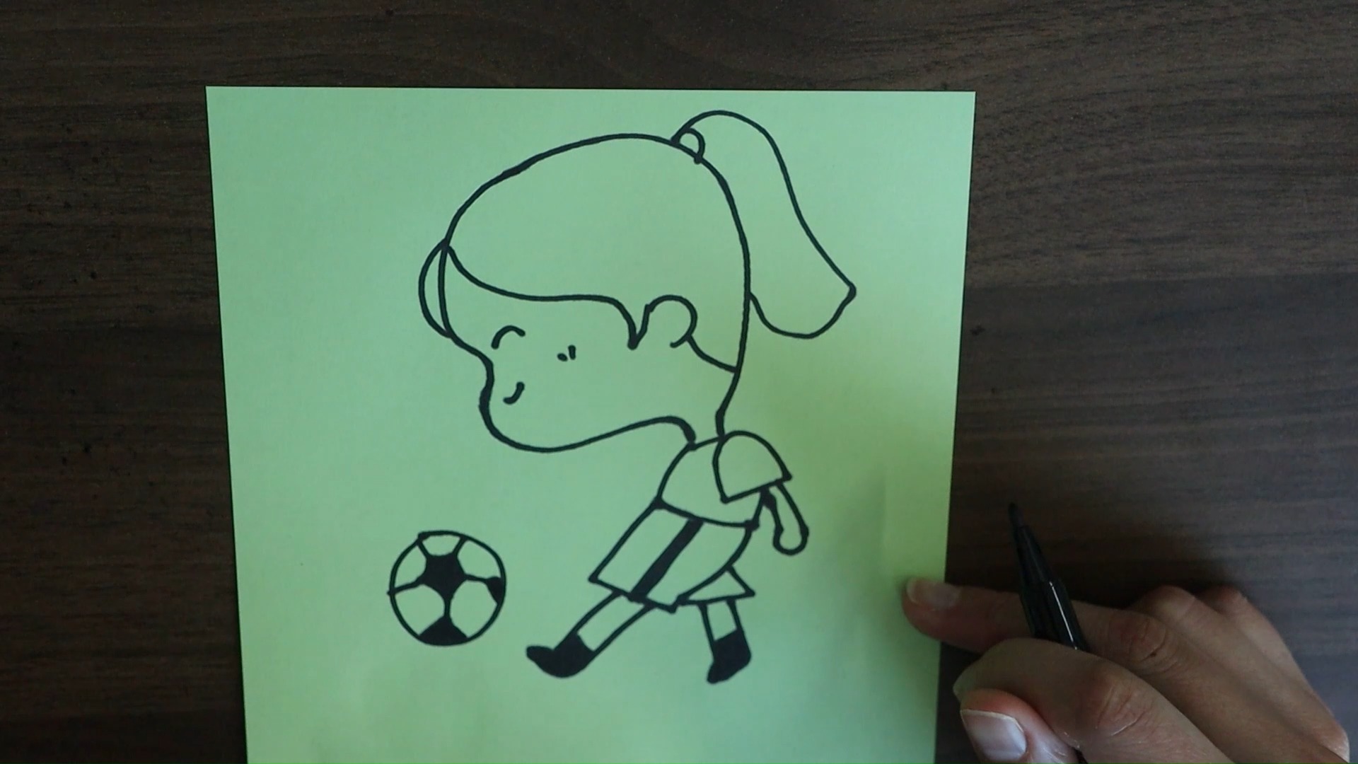 踢足球的简笔画如何画?