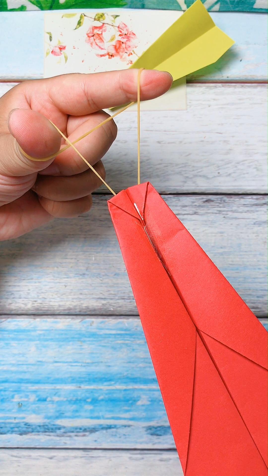 如何用彩纸折橡皮筋弹射纸飞机?