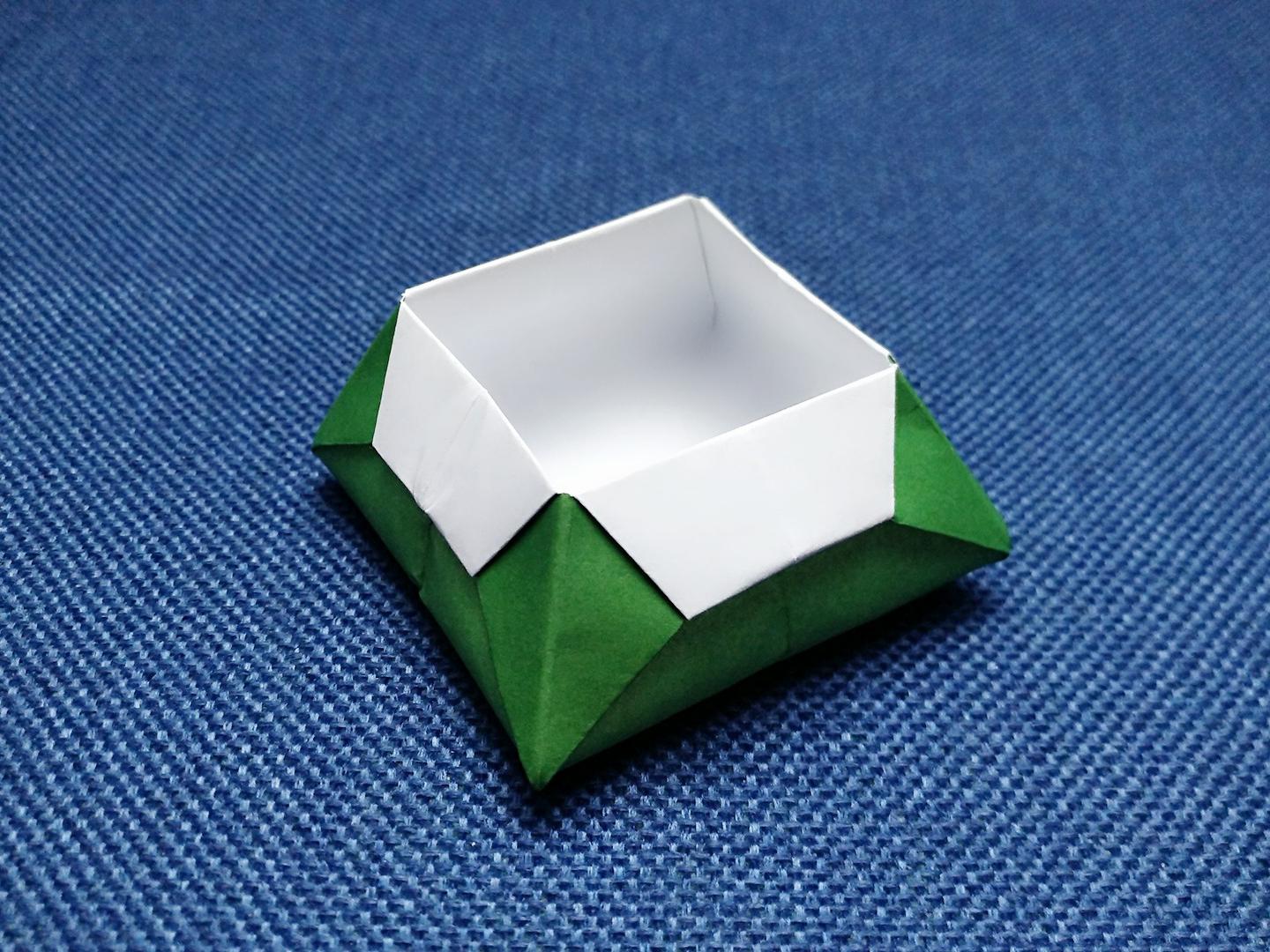 折纸垃圾盒正方形图片