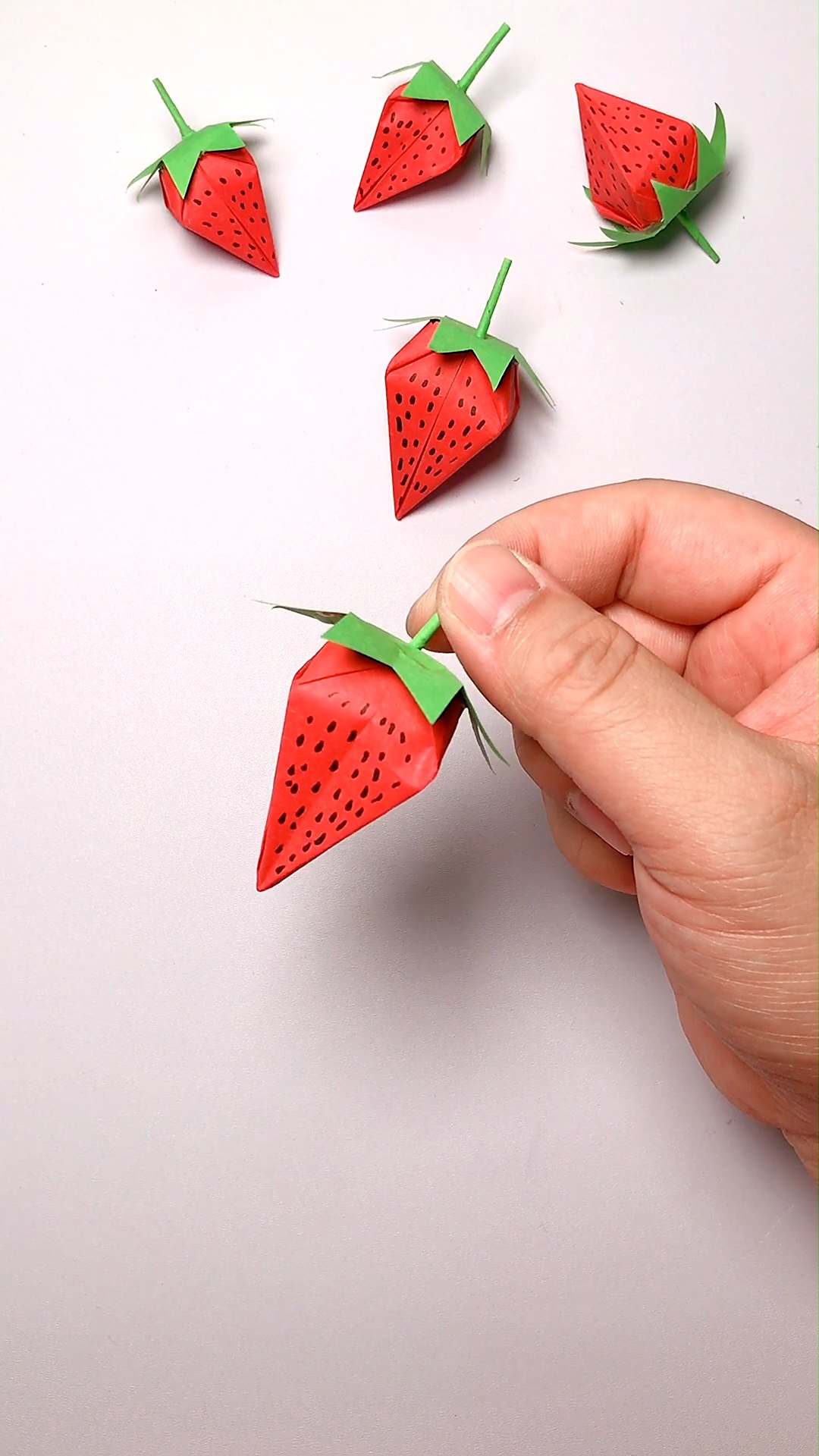 如何用彩纸折出逼真好看的草莓?