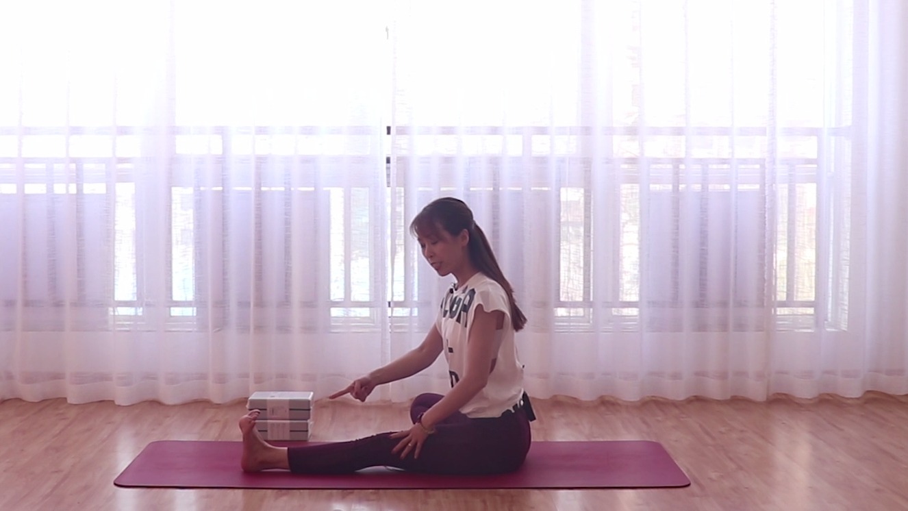 如何练习瑜伽单腿头碰膝前屈伸展式?