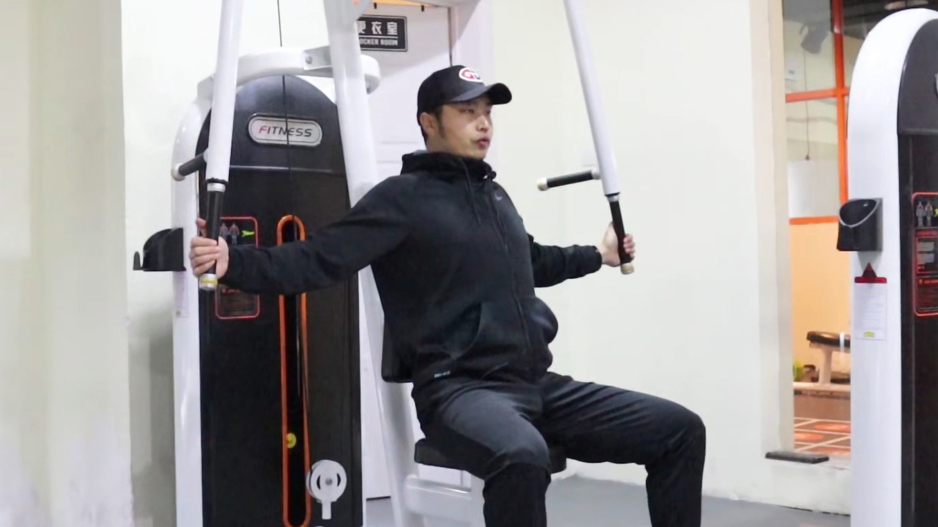 如何练习坐姿夹胸?