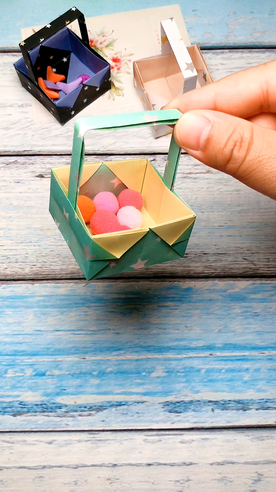 如何用彩纸折一个小小的菜篮子?