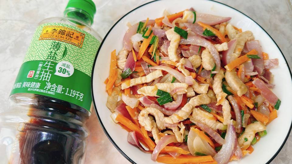 洋葱炒肉丝的做法