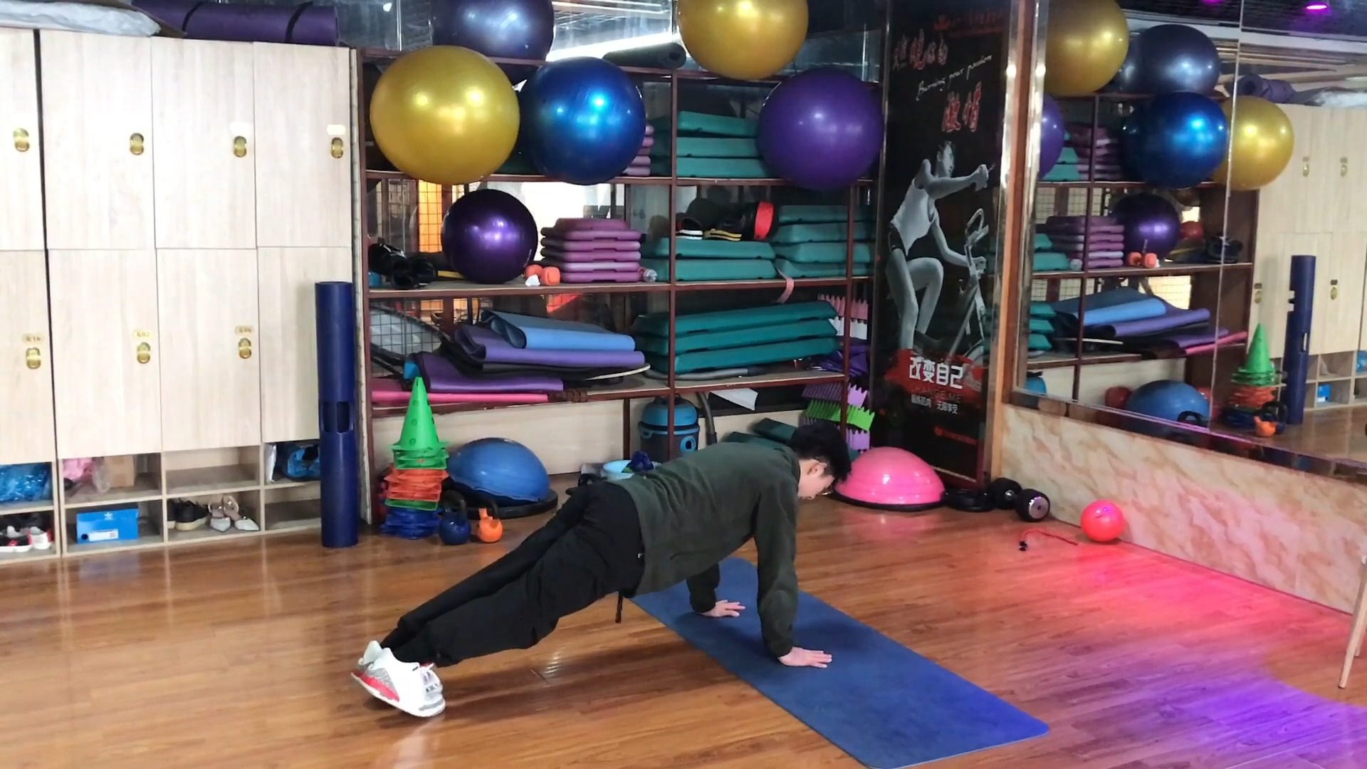 夹肘俯卧撑训练:如何解锁腹部的肌肉