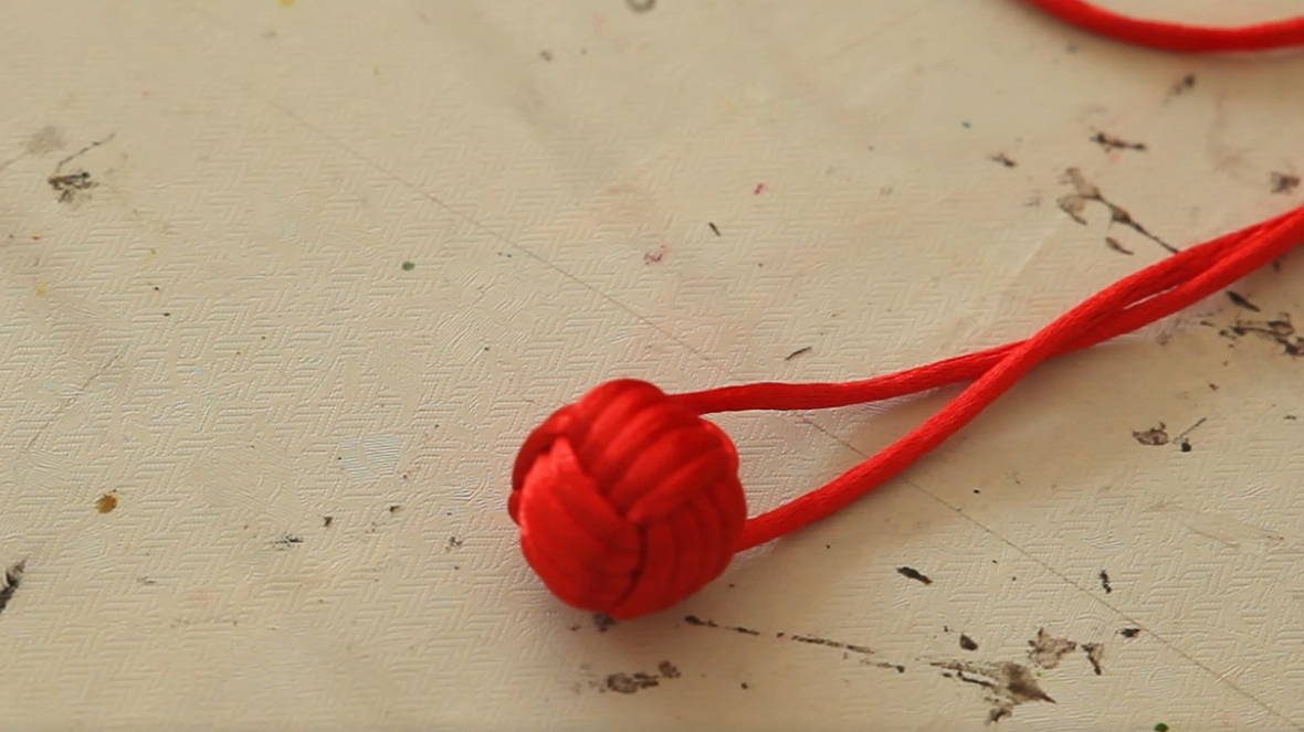 如何用绳子编装饰小球?