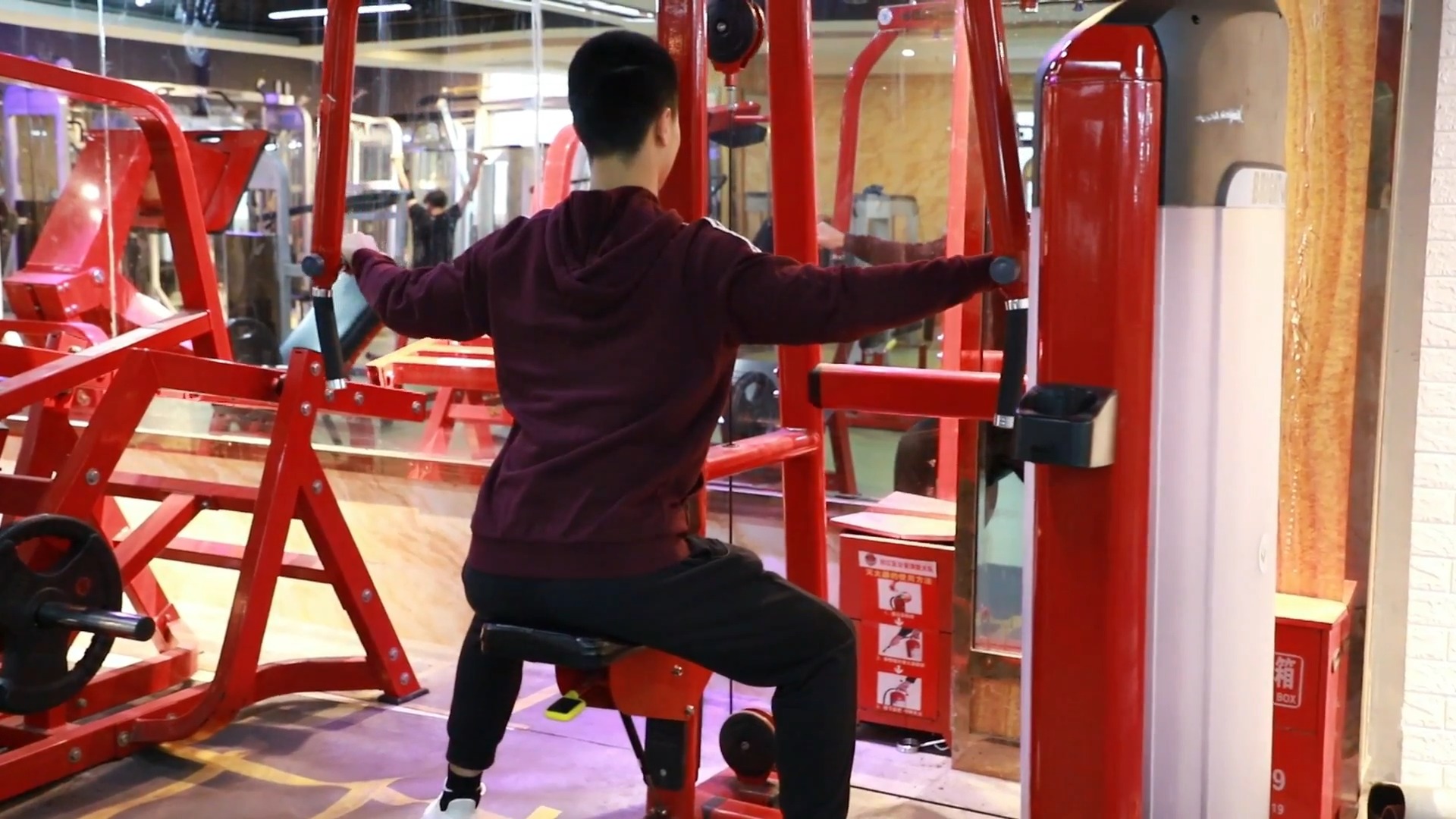 如何用蝴蝶机正确的训练肩后束?