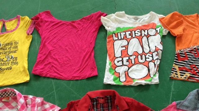 怎么把旧t恤改造成时尚穿法