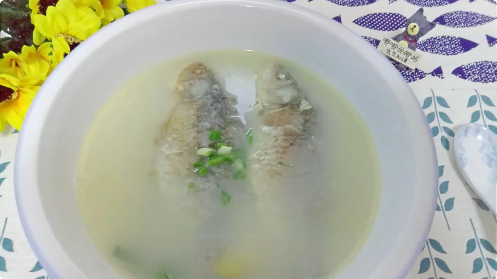 月子餐:奶白鲫鱼汤