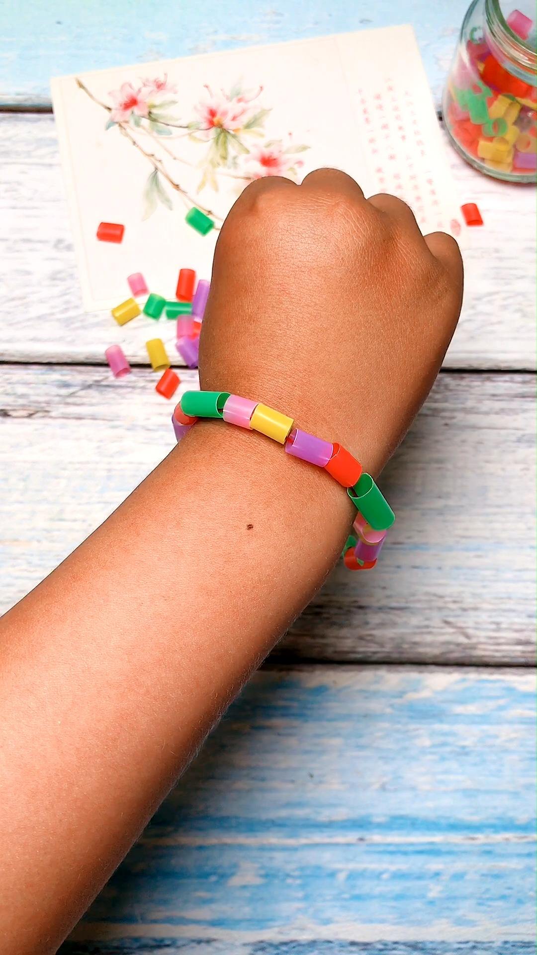 如何用吸管自制闺蜜彩色手环?