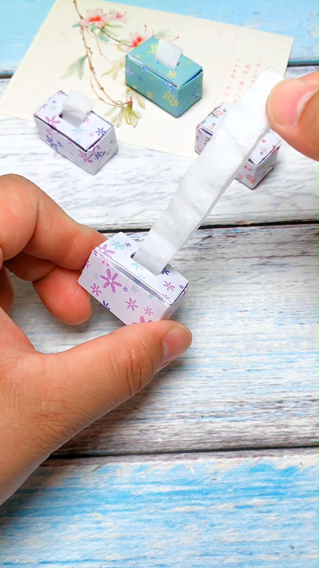 如何用彩纸折迷你抽纸盒?