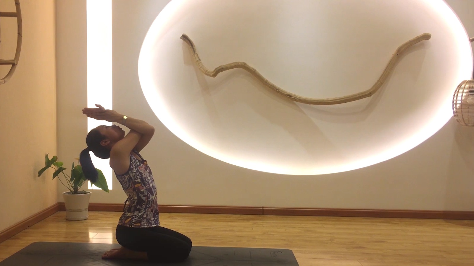 跪立鸟王式瑜伽怎么做?