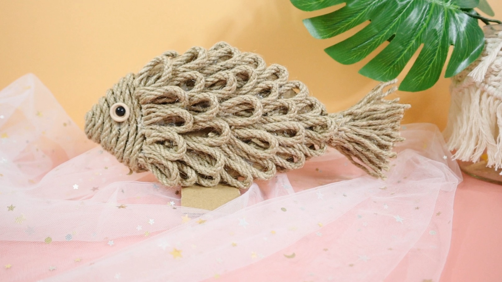 如何用麻绳制作桌面小鱼摆件?