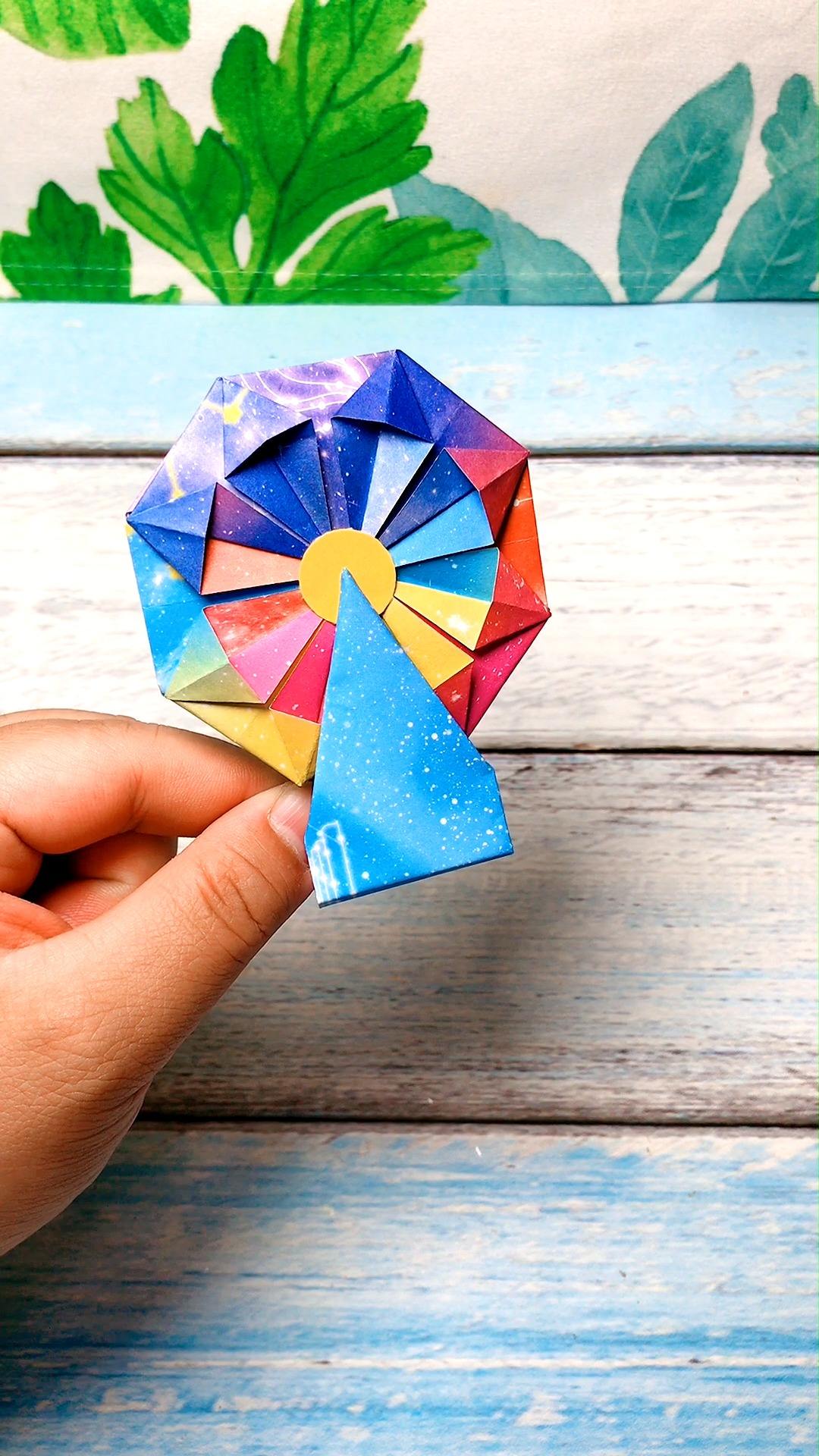 如何用彩纸做一款迷你摩天轮?